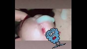 Gemendo Com O Leite Saindo Da Rola thumbnail