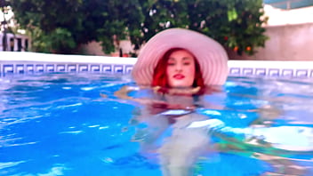 Ariel ortiz se masturba debajo del agua en la piscina enorme