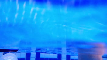 Ariel ortiz se masturba debajo del agua en la piscina enorme