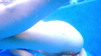 Ariel ortiz se masturba debajo del agua en la piscina enorme