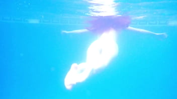 Ariel ortiz se masturba debajo del agua en la piscina enorme