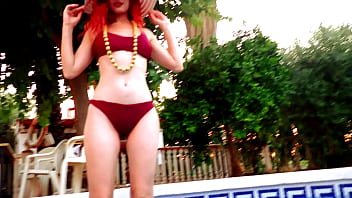 Ariel ortiz se masturba debajo del agua en la piscina enorme