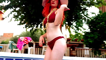 Ariel ortiz se masturba debajo del agua en la piscina enorme