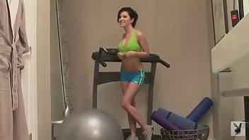 Wonderful babe shows her amazing body