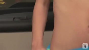 Wonderful babe shows her amazing body