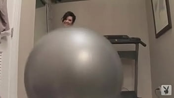 Wonderful Babe Shows Her Amazing Body thumbnail