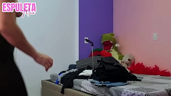 Morena gostosa experimentando roupas marcando na buceta