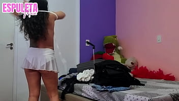 Morena gostosa experimentando roupas marcando na buceta