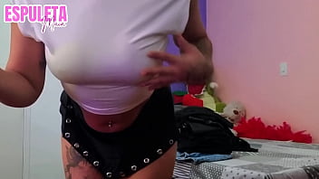 Morena gostosa experimentando roupas marcando na buceta