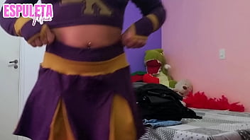 Morena gostosa experimentando roupas marcando na buceta