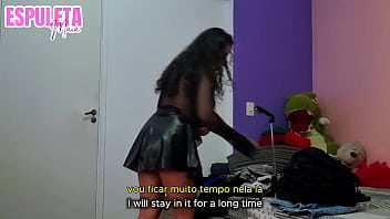 Morena gostosa experimentando roupas marcando na buceta