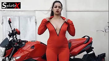 Nona jugando en la moto