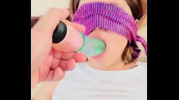 Rica peque con dildo en la boca