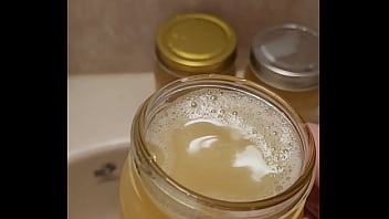 自分の冷凍精液で射精する日本人 thumbnail