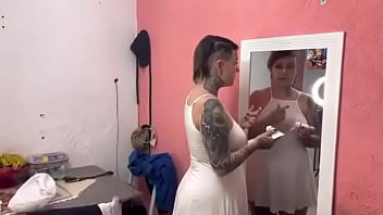 Passando líquido branco no rostinho qui delícia