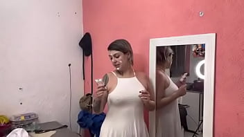 Passando líquido branco no rostinho qui delícia