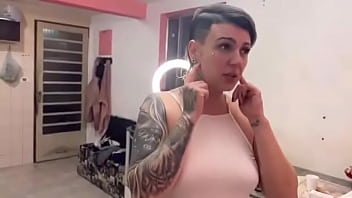 Passando líquido branco no rostinho qui delícia