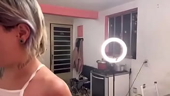 Passando líquido branco no rostinho qui delícia