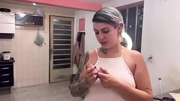 Passando líquido branco no rostinho qui delícia