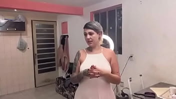 Passando líquido branco no rostinho qui delícia