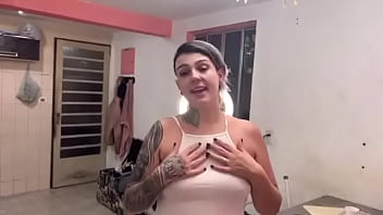 Passando líquido branco no rostinho qui delícia