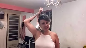 Passando líquido branco no rostinho qui delícia