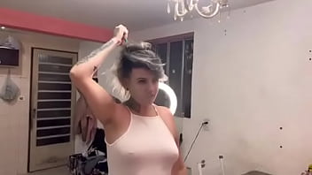 Passando líquido branco no rostinho qui delícia