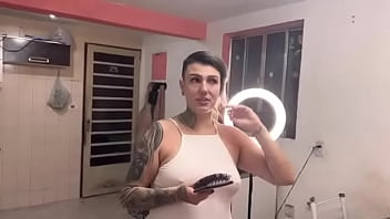 Passando líquido branco no rostinho qui delícia