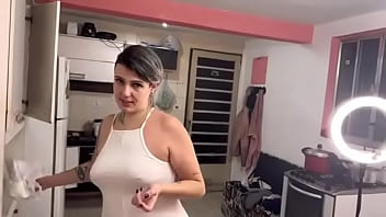 Passando líquido branco no rostinho qui delícia