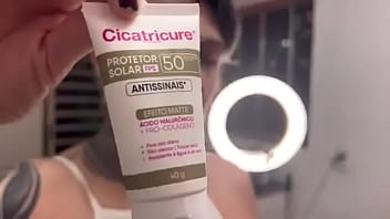 Passando líquido branco no rostinho qui delícia