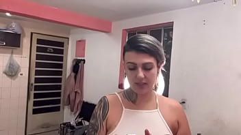 Passando líquido branco no rostinho qui delícia