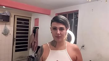 Passando líquido branco no rostinho qui delícia