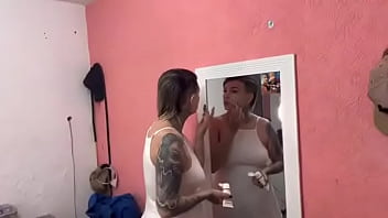 Passando líquido branco no rostinho qui delícia