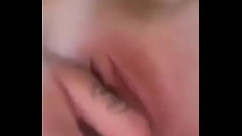 Se masturba con un dildo