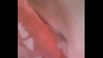 Se masturba con un dildo