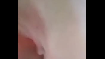 Se masturba con un dildo