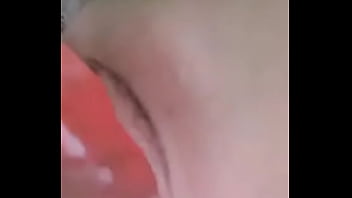 Se masturba con un dildo