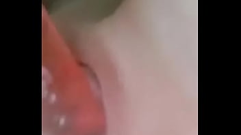 Se masturba con un dildo