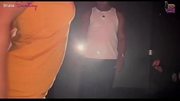 Mais um dia eu sendo puta de corno no gloryhole completo no red