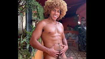 Eu tenho um grande presente pra você você quer provar ele i have a great gift for you do you want to taste it