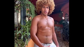 Eu tenho um grande presente pra você você quer provar ele i have a great gift for you do you want to taste it