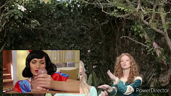 Snowhite and elsa bitch battle