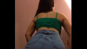 Novinha rebolando a bunda