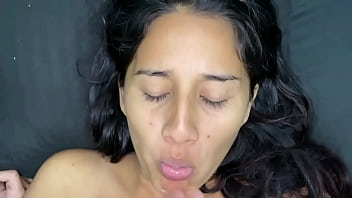 Llego a casa y mi hijastro me folla mi coño