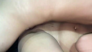 Llego a casa y mi hijastro me folla mi coño