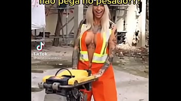 Alguém sabe o nome dessa loira perfeita