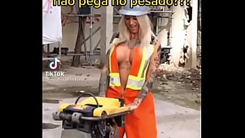 Alguém sabe o nome dessa loira perfeita