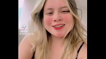 Pies muy ricos de puta moviendo el culo