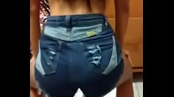 Bia dançando de shortinho