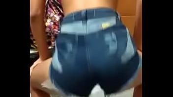 Bia dançando de shortinho